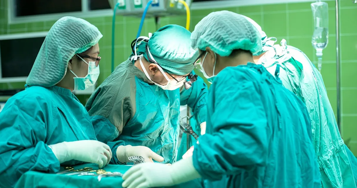 Médico analisando um laudo com exame de imagem