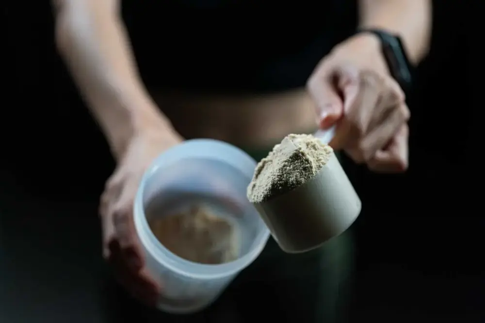 Whey protein: nutrição e suporte muscular para a saúde da coluna e melhora da postura