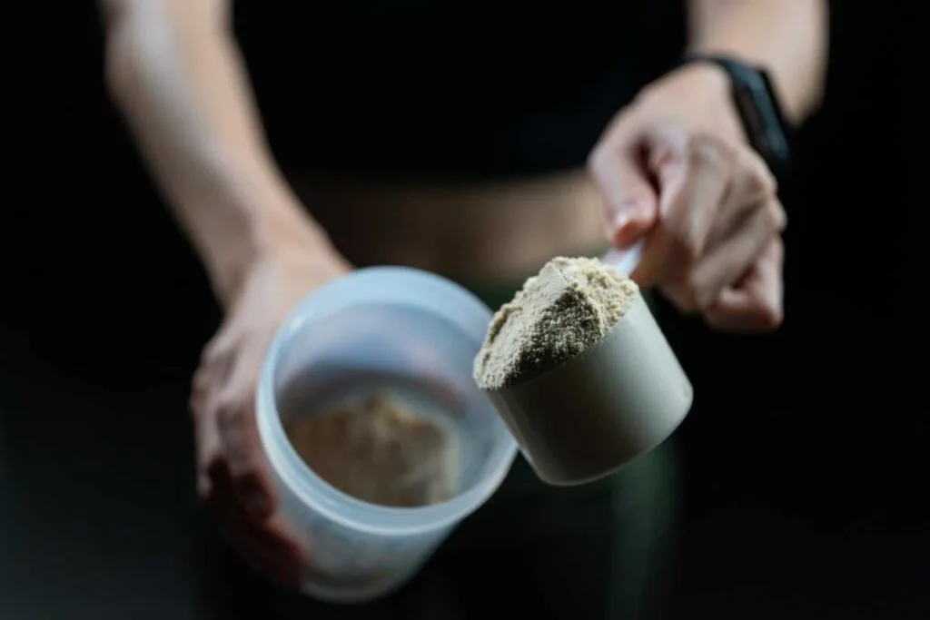 Whey protein: nutrição e suporte muscular para a saúde da coluna e melhora da postura